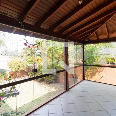 Casa de condomínio à venda com 350m², 4 quartos e 4 vagas Casa de condomínio à venda com 350m², 4 quartos e 4 vagasSacada da Salas