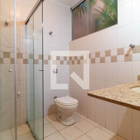 Casa de condomínio à venda com 350m², 4 quartos e 4 vagas Casa de condomínio à venda com 350m², 4 quartos e 4 vagasBanheiro