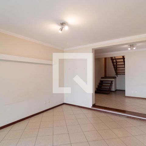 Casa de condomínio à venda com 350m², 4 quartos e 4 vagas Casa de condomínio à venda com 350m², 4 quartos e 4 vagasSalas