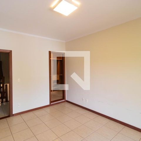 Casa de condomínio à venda com 350m², 4 quartos e 4 vagas Casa de condomínio à venda com 350m², 4 quartos e 4 vagasSuíte 01