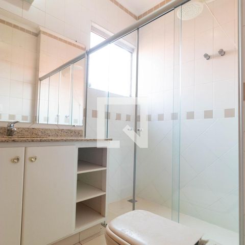 Casa de condomínio à venda com 350m², 4 quartos e 4 vagas Casa de condomínio à venda com 350m², 4 quartos e 4 vagasBanheiro da Suíte 02