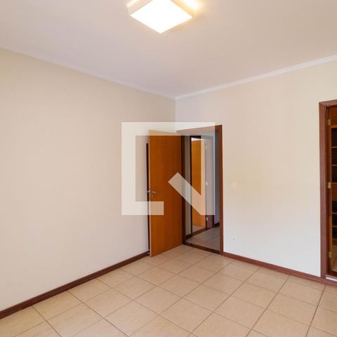 Casa de condomínio à venda com 350m², 4 quartos e 4 vagas Casa de condomínio à venda com 350m², 4 quartos e 4 vagasSuíte 01