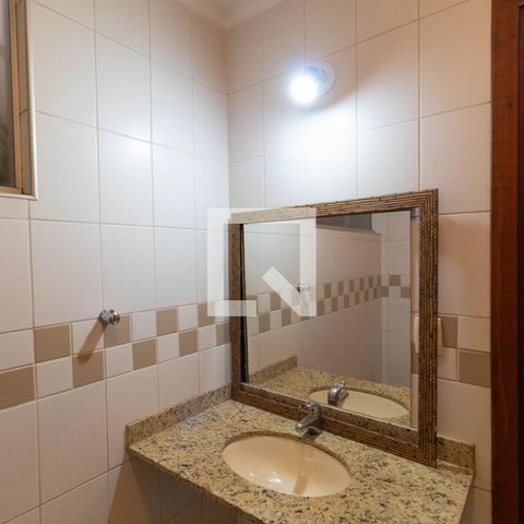 Casa de condomínio à venda com 350m², 4 quartos e 4 vagas Casa de condomínio à venda com 350m², 4 quartos e 4 vagasBanheiro
