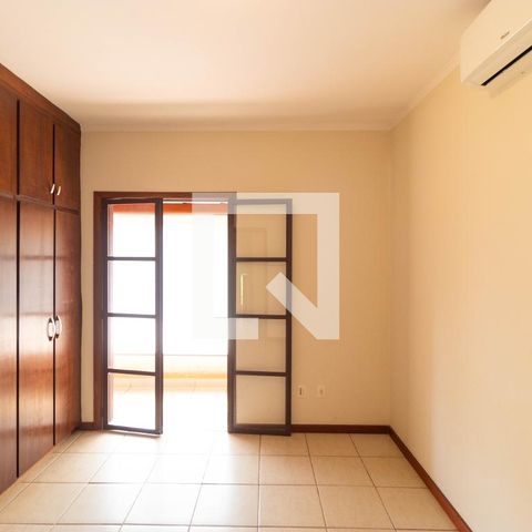 Casa de condomínio à venda com 350m², 4 quartos e 4 vagas Casa de condomínio à venda com 350m², 4 quartos e 4 vagasSuíte 04