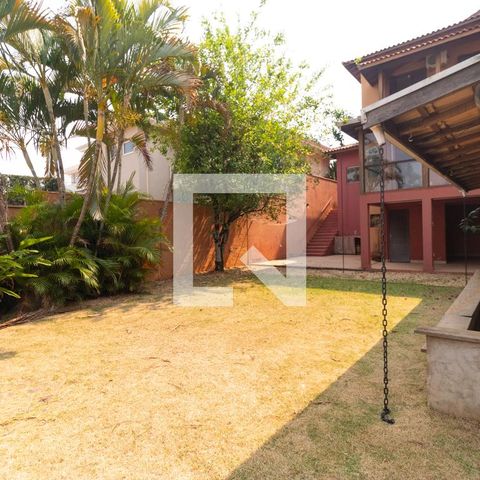 Casa de condomínio à venda com 350m², 4 quartos e 4 vagas Casa de condomínio à venda com 350m², 4 quartos e 4 vagasQuintal