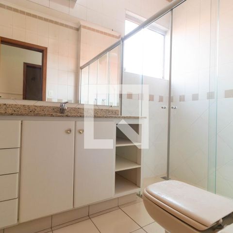 Casa de condomínio à venda com 350m², 4 quartos e 4 vagas Casa de condomínio à venda com 350m², 4 quartos e 4 vagasBanheiro da Suíte 02