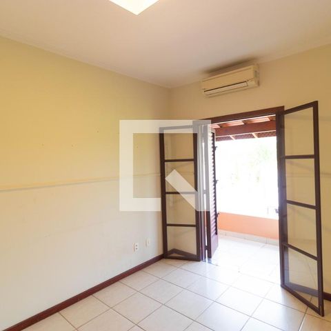 Casa de condomínio à venda com 350m², 4 quartos e 4 vagas Casa de condomínio à venda com 350m², 4 quartos e 4 vagasSuíte 02