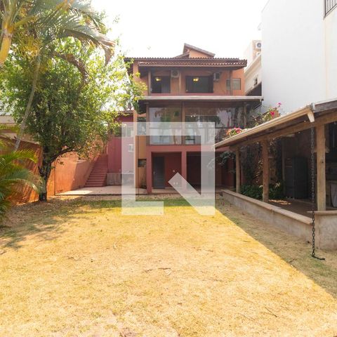 Casa de condomínio à venda com 350m², 4 quartos e 4 vagas Casa de condomínio à venda com 350m², 4 quartos e 4 vagasQuintal