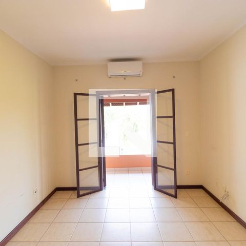 Casa de condomínio à venda com 350m², 4 quartos e 4 vagas Casa de condomínio à venda com 350m², 4 quartos e 4 vagasSuíte 01