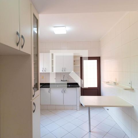 Casa de condomínio à venda com 350m², 4 quartos e 4 vagas Casa de condomínio à venda com 350m², 4 quartos e 4 vagasCozinha