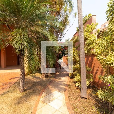 Casa de condomínio à venda com 350m², 4 quartos e 4 vagas Casa de condomínio à venda com 350m², 4 quartos e 4 vagasQuintal