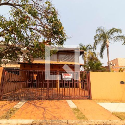 Casa de condomínio à venda com 350m², 4 quartos e 4 vagas Casa de condomínio à venda com 350m², 4 quartos e 4 vagasFachada