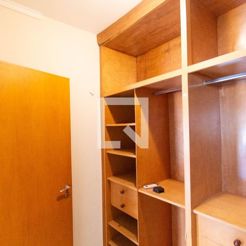 Casa de condomínio à venda com 350m², 4 quartos e 4 vagas Casa de condomínio à venda com 350m², 4 quartos e 4 vagasCloset da Suíte 01