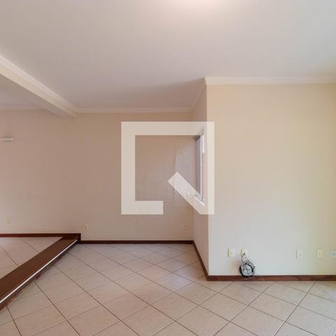 Casa de condomínio à venda com 350m², 4 quartos e 4 vagas Casa de condomínio à venda com 350m², 4 quartos e 4 vagasSalas