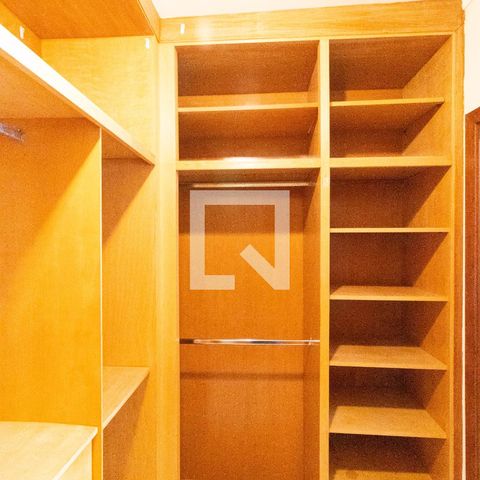 Casa de condomínio à venda com 350m², 4 quartos e 4 vagas Casa de condomínio à venda com 350m², 4 quartos e 4 vagasCloset da Suíte 01