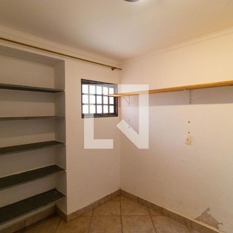 Casa de condomínio à venda com 350m², 4 quartos e 4 vagas Casa de condomínio à venda com 350m², 4 quartos e 4 vagasQuarto de Serviço