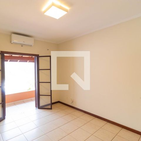 Casa de condomínio à venda com 350m², 4 quartos e 4 vagas Casa de condomínio à venda com 350m², 4 quartos e 4 vagasSuíte 01