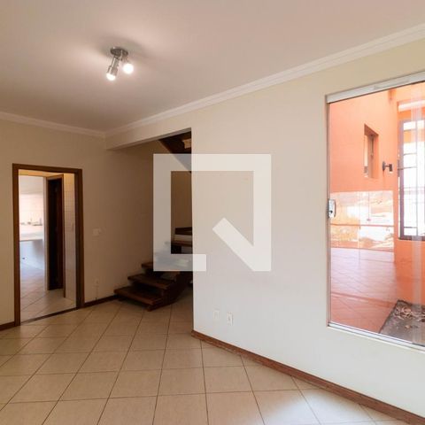 Casa de condomínio à venda com 350m², 4 quartos e 4 vagas Casa de condomínio à venda com 350m², 4 quartos e 4 vagasSalas