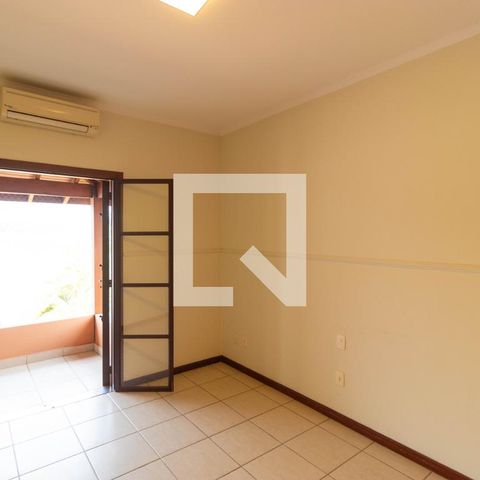 Casa de condomínio à venda com 350m², 4 quartos e 4 vagas Casa de condomínio à venda com 350m², 4 quartos e 4 vagasSuíte 02
