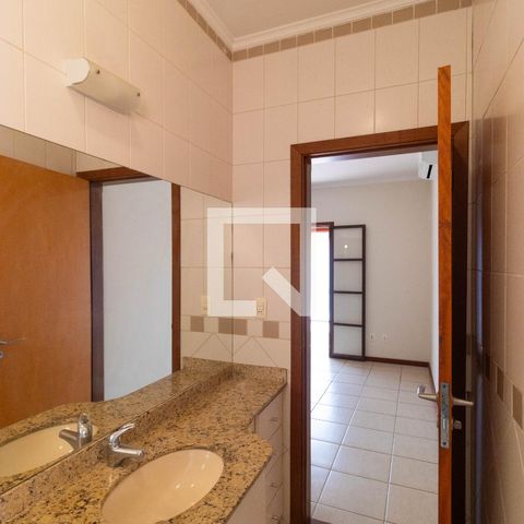 Casa de condomínio à venda com 350m², 4 quartos e 4 vagas Casa de condomínio à venda com 350m², 4 quartos e 4 vagasBanheiro da Suíte 04