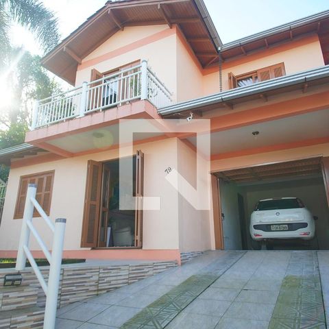 Casa à venda com 249m², 3 quartos e 2 vagas Casa à venda com 249m², 3 quartos e 2 vagasFachada