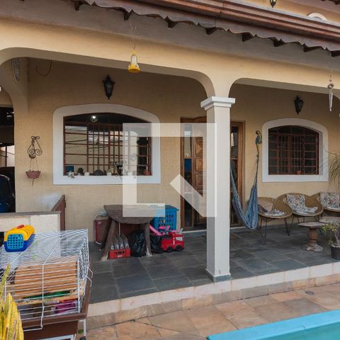 Casa à venda com 210m², 2 quartos e 4 vagas Casa à venda com 210m², 2 quartos e 4 vagasPiscina