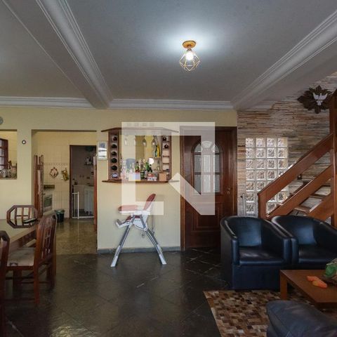 Casa à venda com 210m², 2 quartos e 4 vagas Casa à venda com 210m², 2 quartos e 4 vagasSala