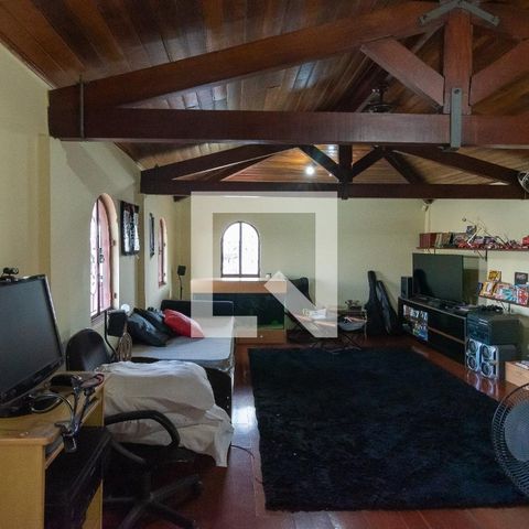 Casa à venda com 210m², 2 quartos e 4 vagas Casa à venda com 210m², 2 quartos e 4 vagasSala de TV