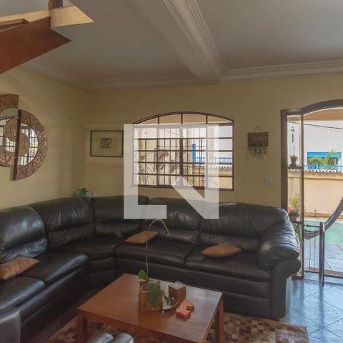 Casa à venda com 210m², 2 quartos e 4 vagas Casa à venda com 210m², 2 quartos e 4 vagasSala