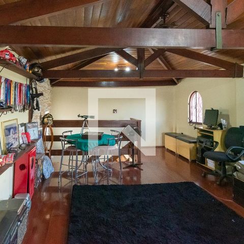 Casa à venda com 210m², 2 quartos e 4 vagas Casa à venda com 210m², 2 quartos e 4 vagasSala de TV