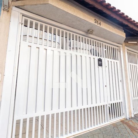 Casa à venda com 112m², 3 quartos e 2 vagasFachada