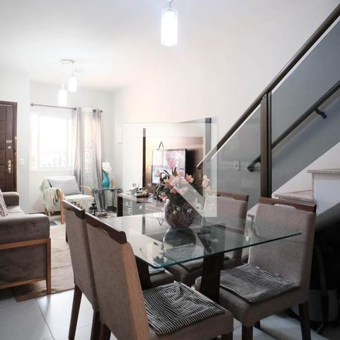 Casa à venda com 100m², 3 quartos e 2 vagas Casa à venda com 100m², 3 quartos e 2 vagasSala