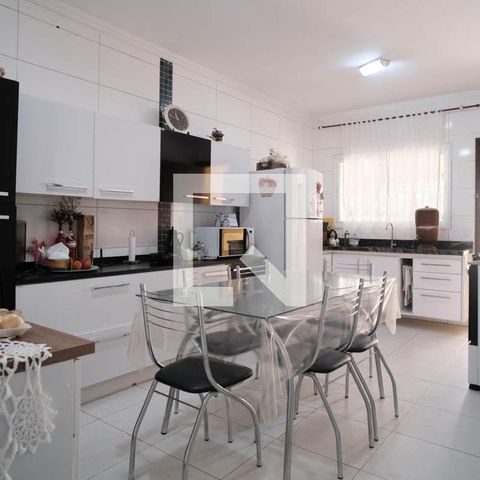 Casa à venda com 100m², 3 quartos e 2 vagas Casa à venda com 100m², 3 quartos e 2 vagasCozinha