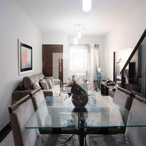 Casa à venda com 100m², 3 quartos e 2 vagas Casa à venda com 100m², 3 quartos e 2 vagasSala
