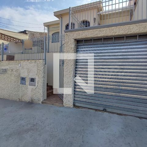Casa à venda com 300m², 3 quartos e 1 vaga Casa à venda com 300m², 3 quartos e 1 vagaFachada