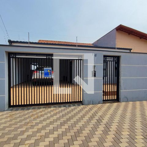 Casa à venda com 200m², 4 quartos e 2 vagas Casa à venda com 200m², 4 quartos e 2 vagasFachada
