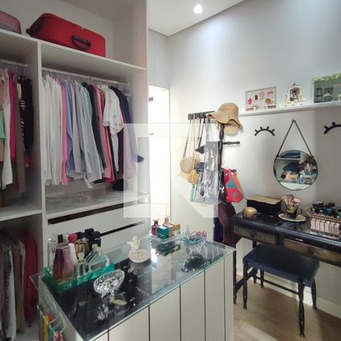 Casa à venda com 200m², 4 quartos e 2 vagas Casa à venda com 200m², 4 quartos e 2 vagasCloset da suíte