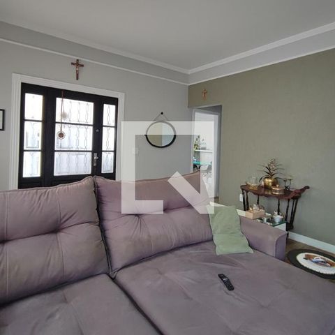 Casa à venda com 200m², 4 quartos e 2 vagas Casa à venda com 200m², 4 quartos e 2 vagasSala