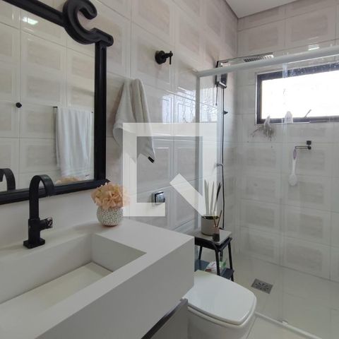 Casa à venda com 200m², 4 quartos e 2 vagas Casa à venda com 200m², 4 quartos e 2 vagasBanheiro Social