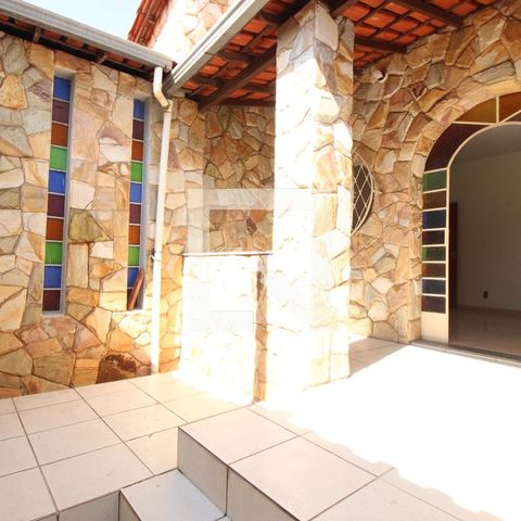 Casa à venda com 350m², 5 quartos e 2 vagasFrente da casa 