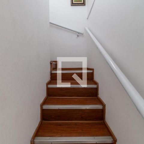 Casa à venda com 123m², 3 quartos e 2 vagas Casa à venda com 123m², 3 quartos e 2 vagasEscada