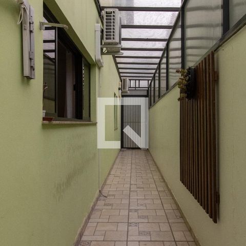Casa de condomínio à venda com 225m², 3 quartos e 4 vagas Casa de condomínio à venda com 225m², 3 quartos e 4 vagasCorredor Lateral