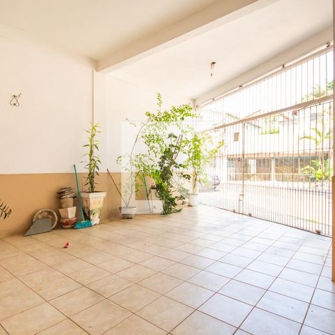Casa à venda com 280m², 5 quartos e 2 vagas Casa à venda com 280m², 5 quartos e 2 vagasGaragem