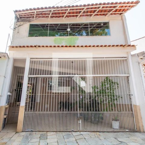 Casa à venda com 280m², 5 quartos e 2 vagas Casa à venda com 280m², 5 quartos e 2 vagasFachada