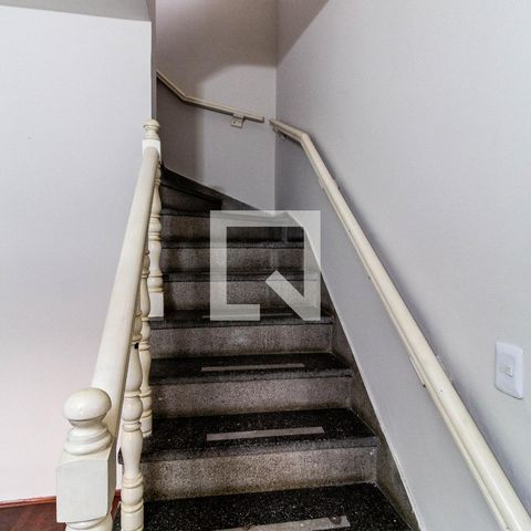 Casa à venda com 120m², 3 quartos e 2 vagas Casa à venda com 120m², 3 quartos e 2 vagasEscada Acesso Andar Superior