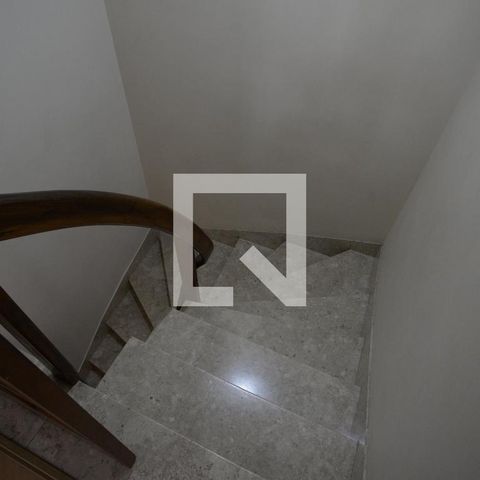 Casa para alugar com 250m², 3 quartos e 4 vagasEscada