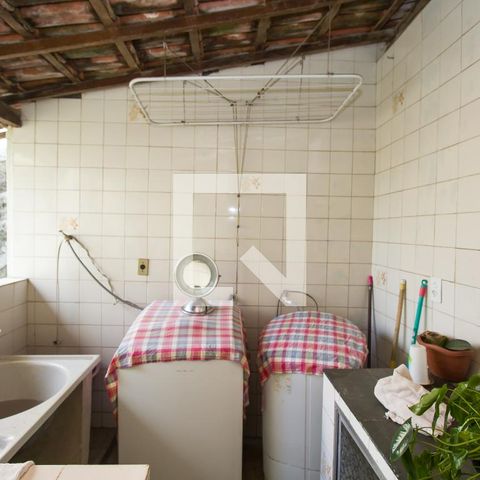 Casa à venda com 200m², 4 quartos e 4 vagas Casa à venda com 200m², 4 quartos e 4 vagasVaranda