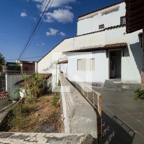 Casa à venda com 200m², 4 quartos e 4 vagas Casa à venda com 200m², 4 quartos e 4 vagasVaranda