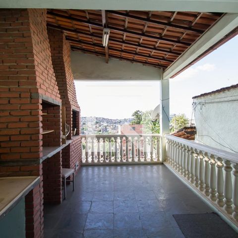 Casa à venda com 200m², 4 quartos e 4 vagas Casa à venda com 200m², 4 quartos e 4 vagasVaranda