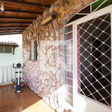 Casa à venda com 200m², 4 quartos e 4 vagas Casa à venda com 200m², 4 quartos e 4 vagasSala